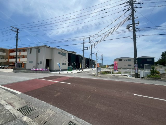 うるま市前原新築戸建て 10号棟（全10棟）の前面道路含む現地写真