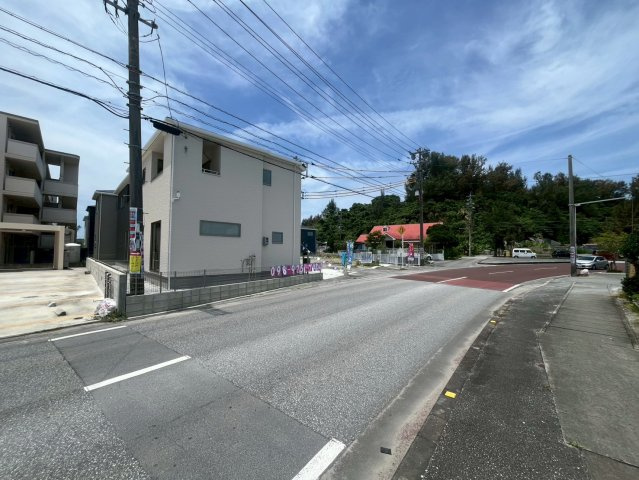 うるま市前原新築戸建て 10号棟（全10棟）の前面道路含む現地写真
