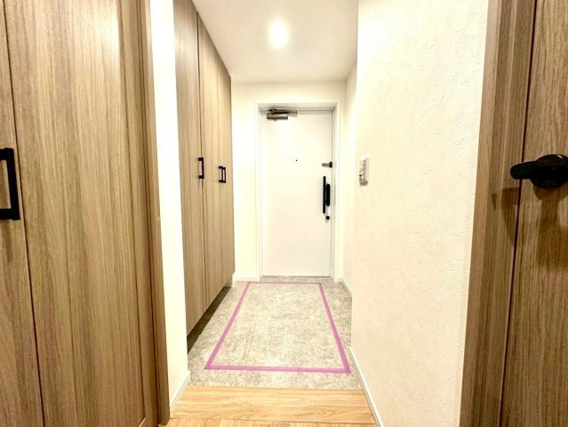 コスモヒルズ永田山王台の玄関|落ち着いた色調で統一された上品な空間です。