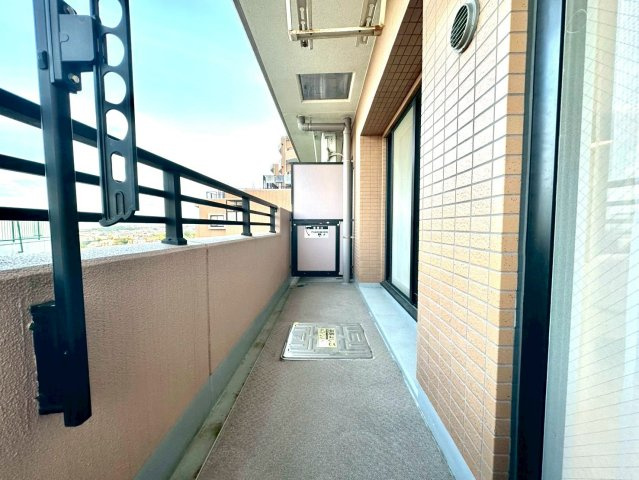 コスモヒルズ永田山王台のバルコニー|ゆとりある広さを確保し、実用性と快適性を兼ね備えたバルコニーです。