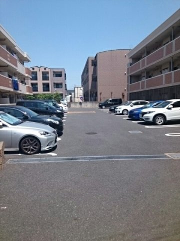 アジュールの駐車場