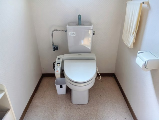 売中古戸建　焼津市下小田中町のトイレ|ゆとりある空間で圧迫感がなく、毎日を快適に過ごせます。
動きやすさにも優れており、小さなお子様からご高齢の方まで安心して使えるのも魅力です。