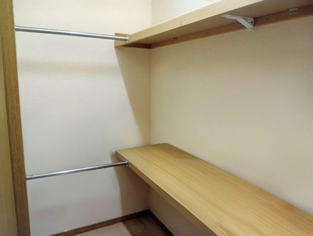 売中古戸建　焼津市下小田中町の収納|ウォークインクローゼットは収納力が高く、衣類やバッグ、小物までまとめてすっきり整理できるのが魅力です。