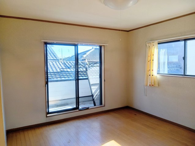 売中古戸建　焼津市下小田中町の洋室|南向きで日当たりがいい2階の洋室！