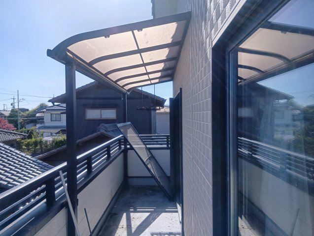 売中古戸建　焼津市下小田中町のバルコニー|テラス屋根があるため、急な雨でも洗濯物が濡れにくく安心です。日差しもやわらかく遮ってくれます！