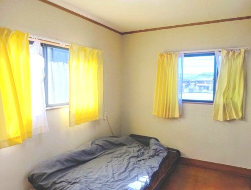 売中古戸建　焼津市下小田中町の洋室|どの部屋も陽当たり良好なため、朝起きる日の光ですっきり起きられそうですね！
