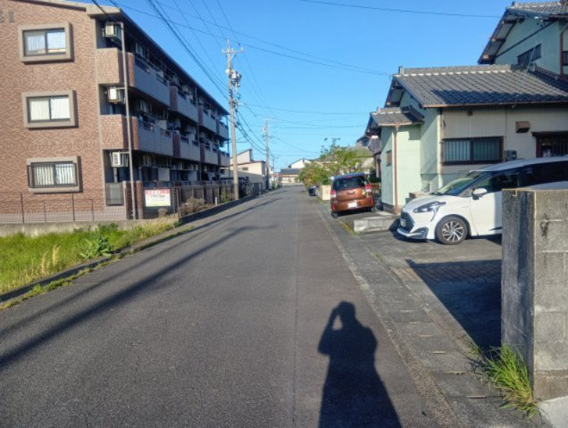 売中古戸建　焼津市下小田中町の前面道路含む現地写真|前面道路が6ｍ以上あるので駐車が苦手の方でも安心です！