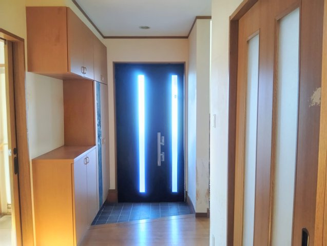 売中古戸建　焼津市下小田中町の玄関|太陽の光が入ってきて明るく見えますね！