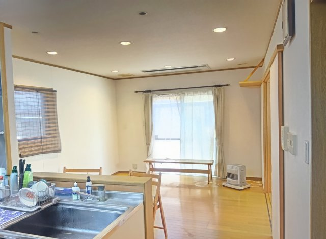 売中古戸建　焼津市下小田中町の居間・リビング|キッチンからリビングが見えるので家族団らん空間になりそうです！