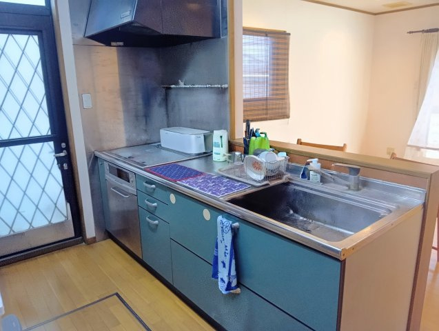 売中古戸建　焼津市下小田中町のキッチン|IHクッキングヒーターは火を使わないため、火災リスクが低く、小さなお子様やご高齢の方がいるご家庭でも安心です。