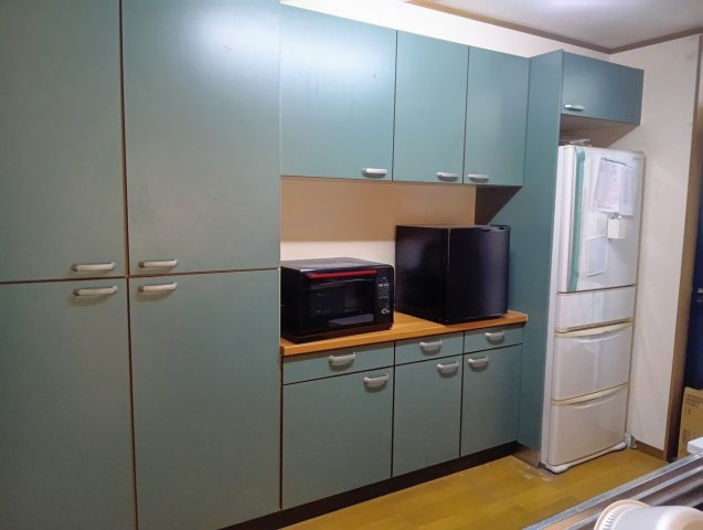 売中古戸建　焼津市下小田中町のキッチン|キッチンの備え付けの大きな収納があり収納に困りません！