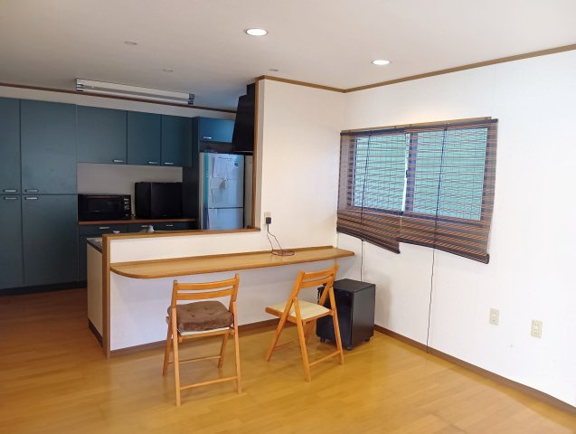 売中古戸建　焼津市下小田中町の居間・リビング|キッチンカウンターがあるのでテーブル代わりにもなりリビングを広く見せることが出来ます！