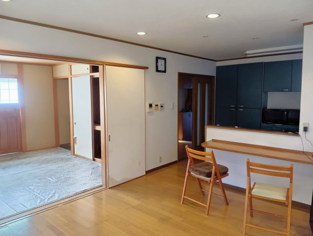 売中古戸建　焼津市下小田中町の居間・リビング|居間は隣の和室と繋がっていてくつろげる場所が広く感じられます。
