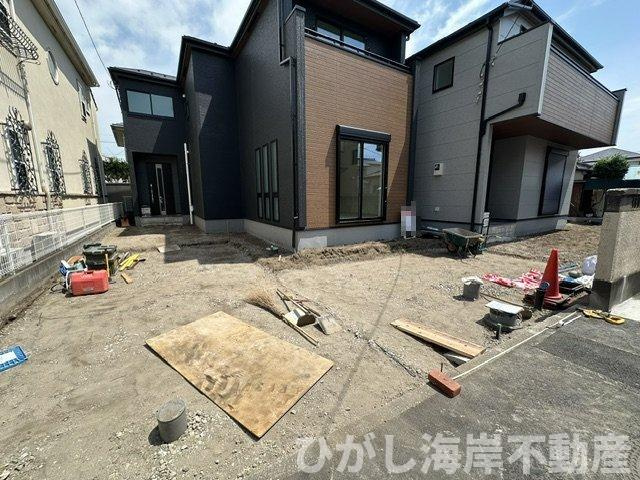 茅ケ崎市旭が丘　新築戸建　全２棟の駐車場|7月30日撮影　外構工事中　駐車スペース