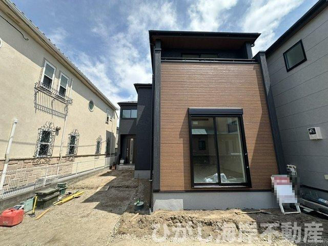 茅ケ崎市旭が丘　新築戸建　全２棟の外観|7月30日撮影　外構工事中　現地外観
