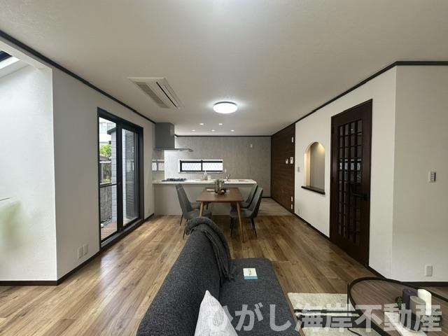 茅ケ崎市旭が丘　中古戸建の居間・リビング|新規リフォーム完了！　19.8帖　LDK