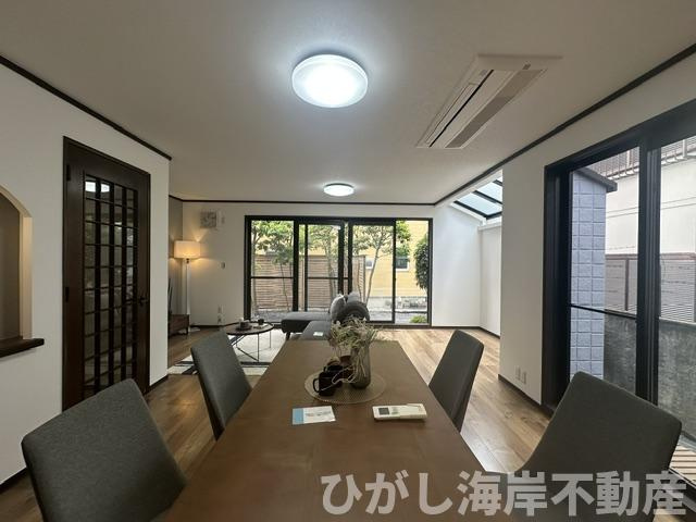 茅ケ崎市旭が丘　中古戸建の居間・リビング|新規リフォーム完了！　19.8帖　LDK