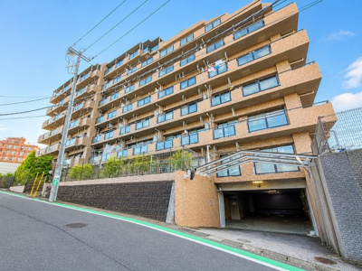 【外観】 | グレイスヒルズ保土ヶ谷 | ◆洗礼されたデザインが目を引く、落ち着いた街並みに調和する外観。管理状態も良好で安心感のある佇まいです。
