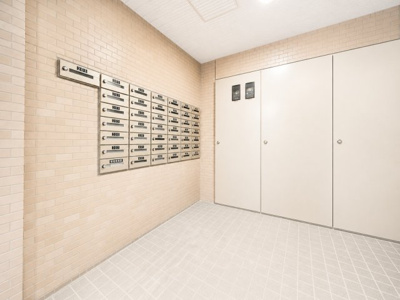 【エントランス】 | グレイスヒルズ保土ヶ谷 | ◆光の渦が溢れた明るい玄関ホール。「おかえり」と「ただいま」が交差するお家の顔とも言える場所は爽やかで心地良い空間となっています。すっきり片付いた玄関で来客時にも自信が持てそう。
