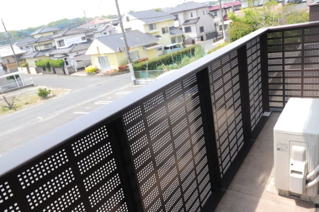 ルピナスのバルコニー|外からの目が気にならないバルコニーで洗濯物が干せます