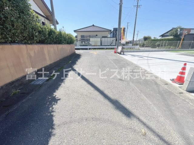 【前面道路含む現地写真】 | 菊川市下平川 新築一戸建て A号棟 | 前面道路含む現地写真です