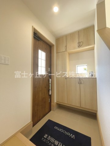 【玄関】 | 菊川市下平川 新築一戸建て A号棟 | 明るい玄関です