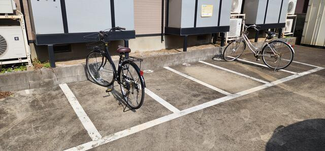 アクシス常盤平の駐車場