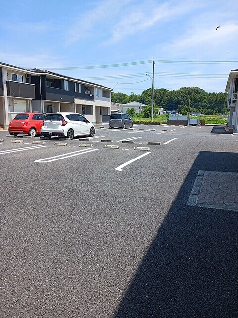 ノイ　レジデンスⅠの駐車場
