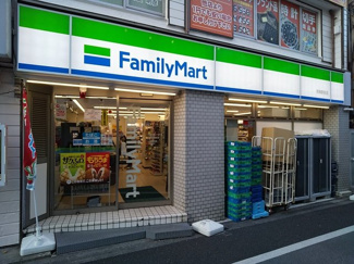ファミリーマート用賀駅前店まで180ｍ