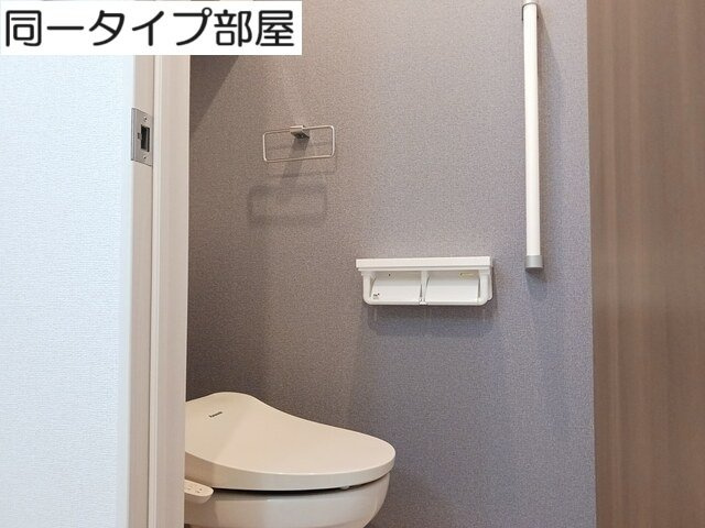 ブルーノワールのトイレ|落ち着いた色調のトイレです