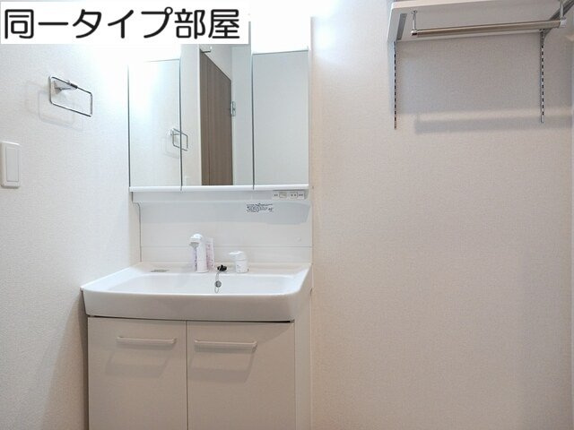 ブルーノワールの洗面所|脱衣スペースもあります