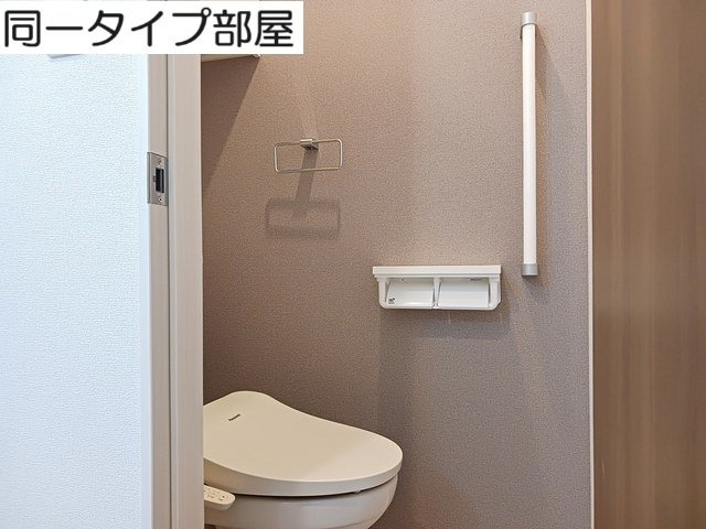 ブルーノワールのトイレ|落ち着いた色調のトイレです