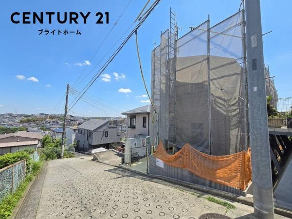 横浜市港南区上永谷４丁目の新築一戸建の前面道路含む現地写真|車通りが少ない為、小さなお子様にも安心です。
是非一度、現地へ起こしください。