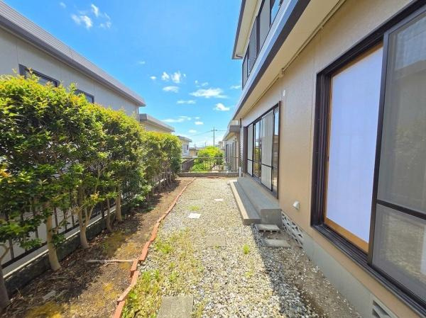 横浜市港南区下永谷２丁目の中古一戸建の庭|広々としたお庭！
ガーデニングや、物置を置いたり、芝を敷くとお庭に雰囲気も変わります！
ゆったりとした生活を満喫♪