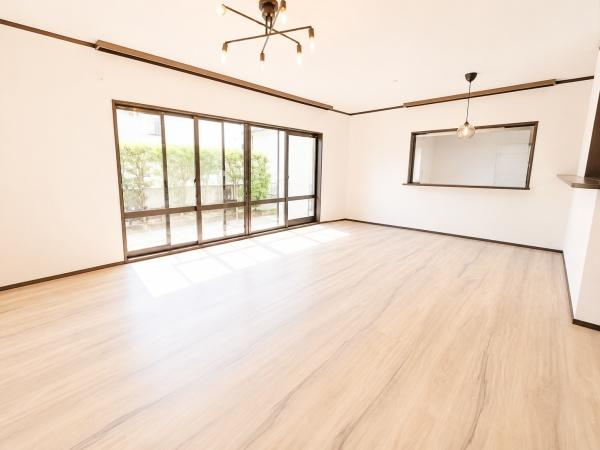 横浜市港南区下永谷２丁目の中古一戸建のトイレ|清潔感のある内装のすっきりとしたデザインのトイレです。
水周りが綺麗だと安心ですね。
