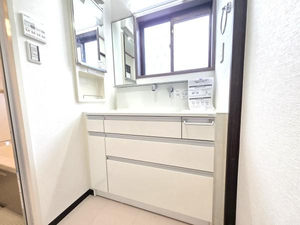 横浜市港南区下永谷２丁目の中古一戸建の独立洗面台|広々とした洗面室です。収納もしっかりあります！