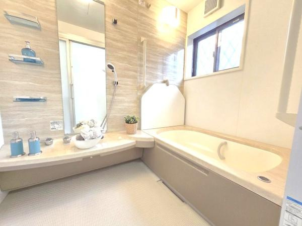 横浜市港南区下永谷２丁目の中古一戸建の浴室|窓付きの浴室です。
このバスルームで一日の疲れを癒してください！