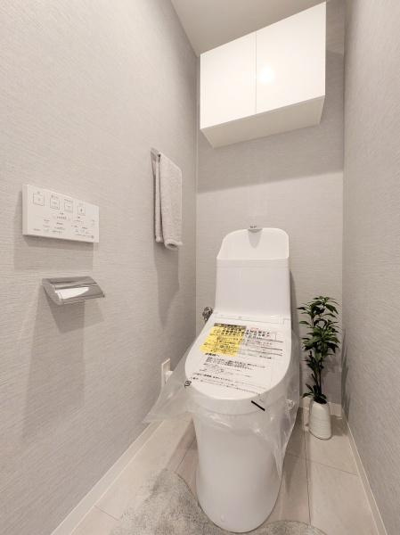 レックスハイツ横浜西谷のトイレ|清潔感のある内装のすっきりとしたデザインのトイレです。
水周りが綺麗だと安心ですね。
