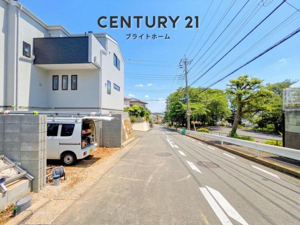 横浜市港南区上永谷６丁目の新築一戸建の前面道路含む現地写真|陽当りの良さ、住環境を現地にてご確認下さい！
周辺環境も合わせてご案内させて頂きます！