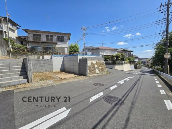 横浜市港南区上永谷６丁目の新築一戸建の前面道路含む現地写真|車通りが少ない為、小さなお子様にも安心です。
是非一度、現地へ起こしください。