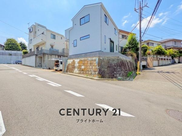 横浜市港南区上永谷６丁目の新築一戸建の前面道路含む現地写真|車通りが少ない為、小さなお子様にも安心です。
是非一度、現地へ起こしください。