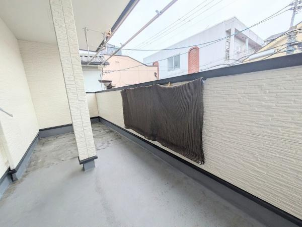 【バルコニー】 | 門真市大倉町　中古戸建 | こちらの画像は、AIを用いて家具等を消しております。