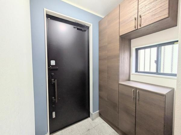 【玄関】 | 門真市大倉町　中古戸建 | こちらの画像は、AIを用いて家具等を消しております。