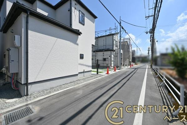 大和高田市大字市場の新築一戸建の前面道路含む現地写真