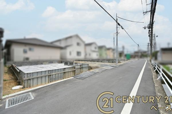 大和高田市大字市場の新築一戸建の前面道路含む現地写真