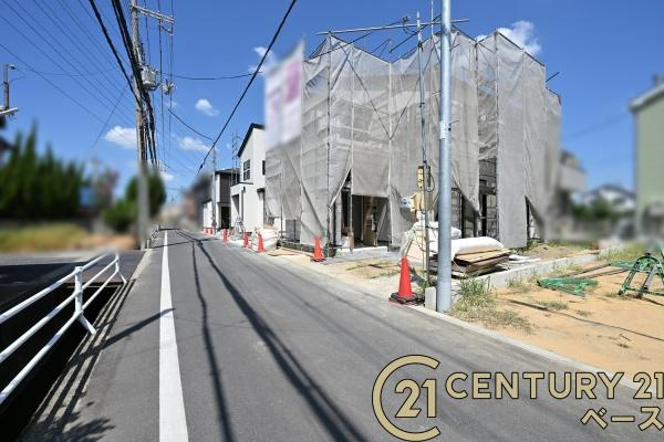 大和高田市大字市場の新築一戸建の前面道路含む現地写真