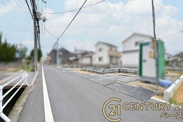 大和高田市大字市場の新築一戸建の前面道路含む現地写真