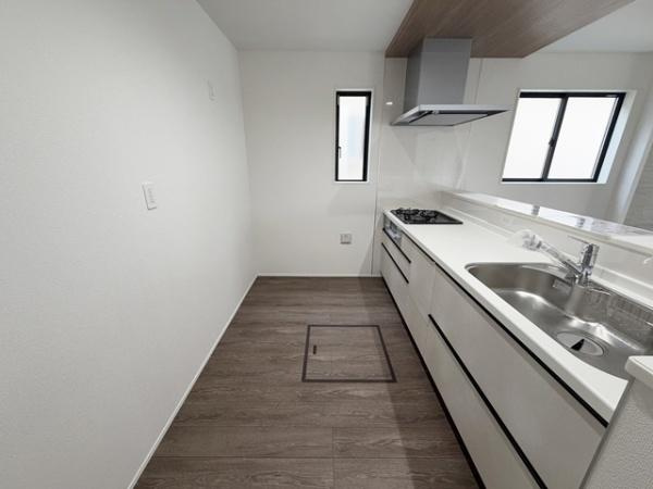 大和高田市大字市場の新築一戸建のキッチン|■窓付きの明るいキッチンスペースです！
