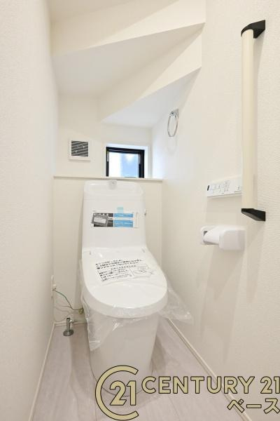 大和高田市大字市場の新築一戸建のトイレ|■１階・２階共にウォシュレット付きです！■
