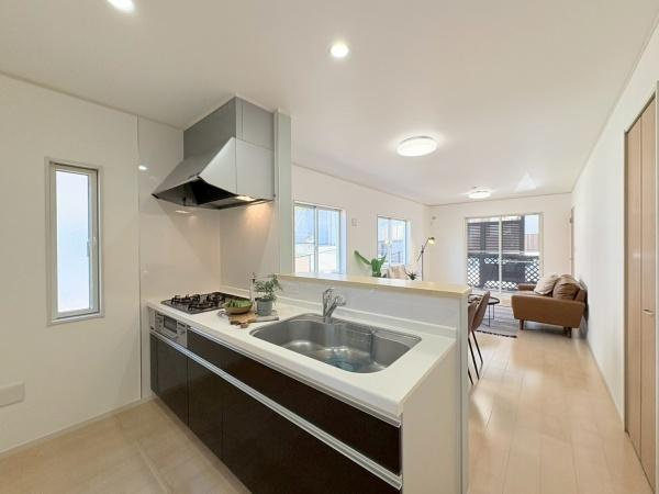 鎌倉市手広２丁目の中古一戸建の居間・リビング|キッチン側から見たリビングです！